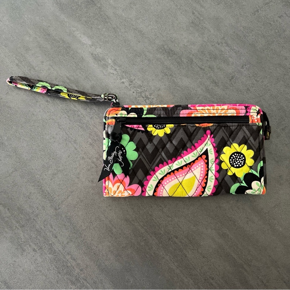 Vera Bradleyโ Ziggy Zinnia Retired Pattern Quilted Clutch Wallet Wristlet Strap